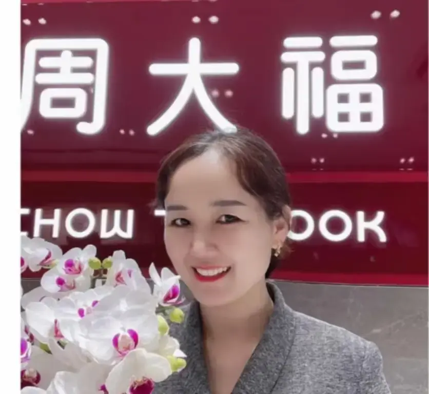 盐城周大福金店一拖三事件-射阳门店突发一拖三完整版视频-周大福事件全集在线观看-无删减高清播放